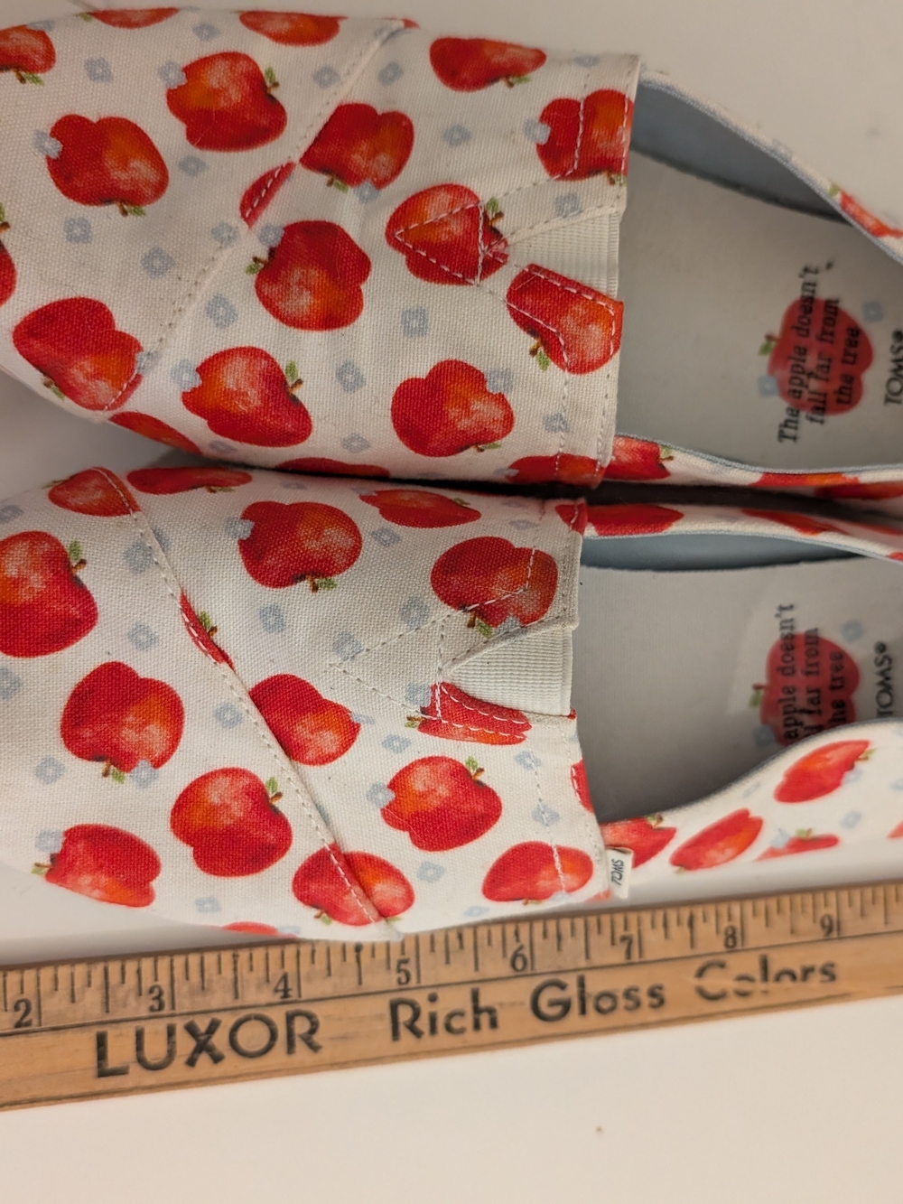Toms Womens White Canvas Slip-Ons with Red Apple Print Size 8.5 Teacher Country